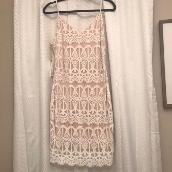 Lace dress - Picture 1 of 5